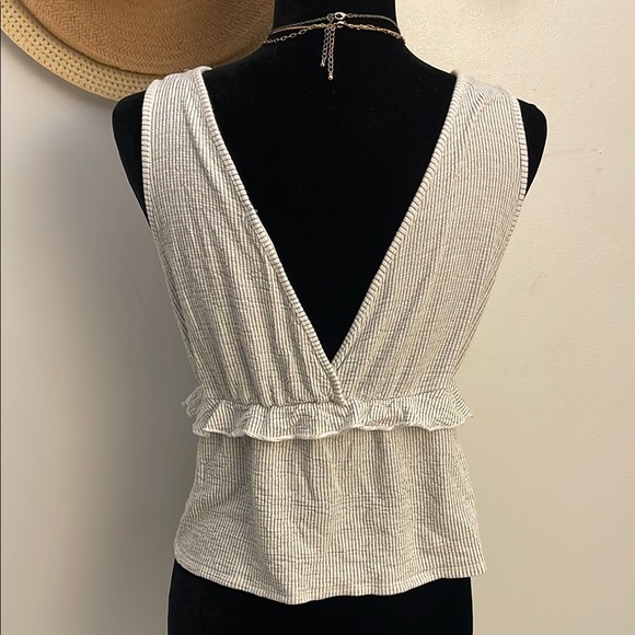 Caution to the Wind | Women’s Gray and White Wrap Ruffled Tank Top Size Medium - Picture 3 of 4